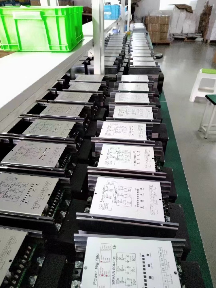 电力调解器的自顺应控制战略是怎样应对情形转变和参数不确定性的？？？？？